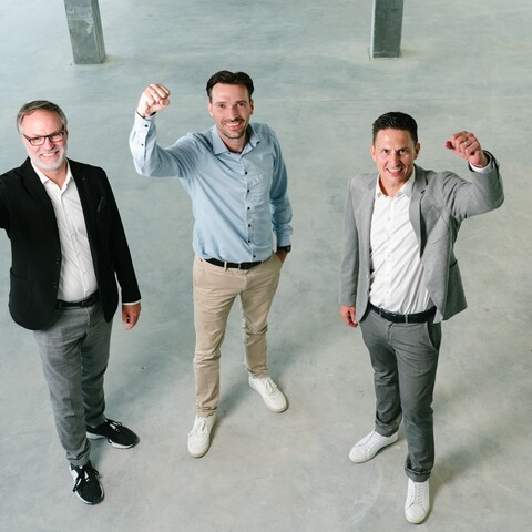 Drei Mitarbeitende der Jossi AG freuen sich auf die Zukunft.