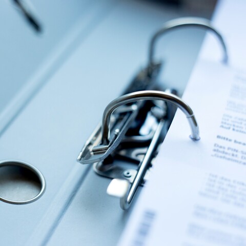 Close-up of a binder containing technical documents and records for quality assurance. The image represents traceability, documentation, and quality control at Jossi.